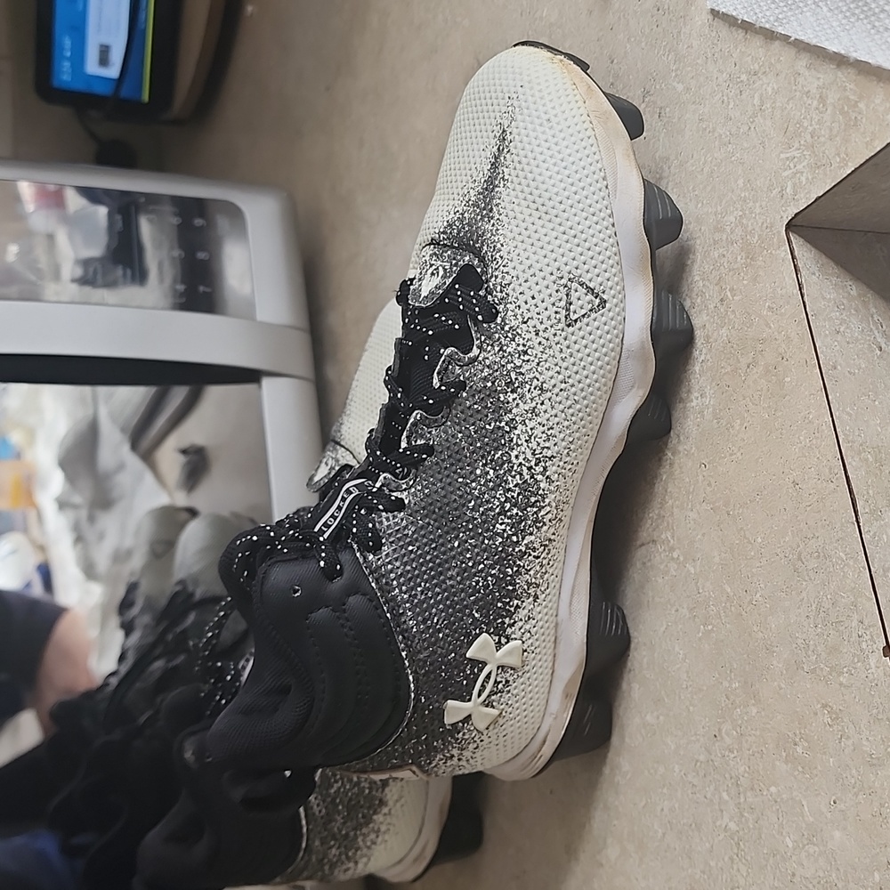 Boys Under Armour Lockdown Football Cleats size 1.5 Black and White EUC